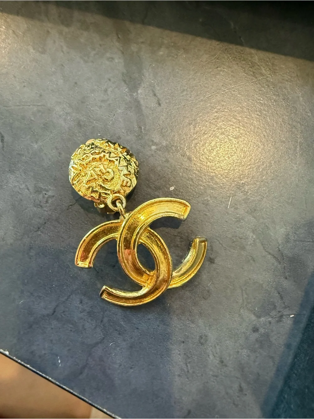 CHANEL vintage 1995 Gold Interlocking CC Clip Earrings
